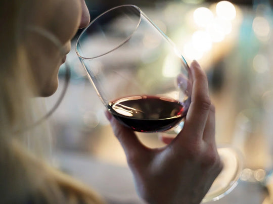 Puis-je boire de l’alcool avant une séance de microneedling ?