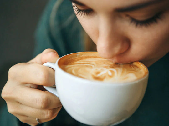 Puis-je boire du café avant un microneedling ?