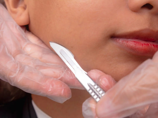 Peut-on faire du dermaplaning et du microneedling en même temps ?